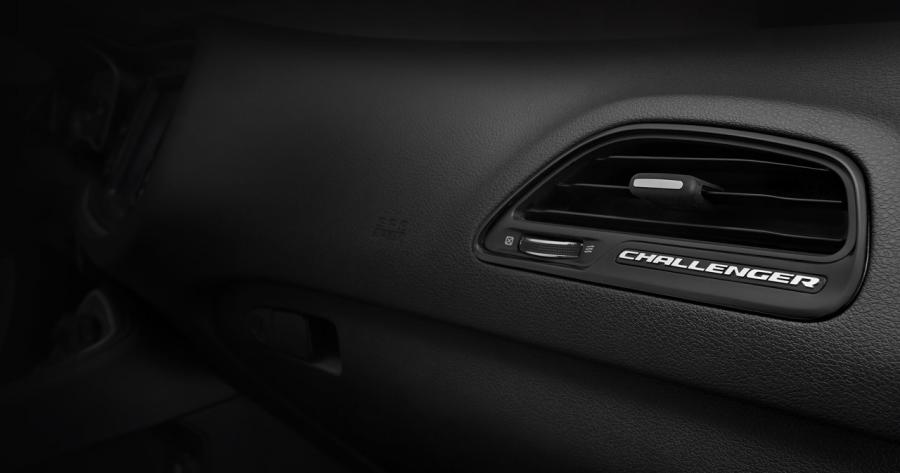  Dodge Challenger SXT 2015 года  (фото 26 из 59)